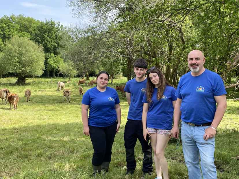 Hugo Mart&iacute;nez impulsa en Tomi&ntilde;o una ganader&iacute;a extensiva que recupera tierras abandonadas, apuesta por la rubia gallega y acerca carne de calidad al consumidor.
